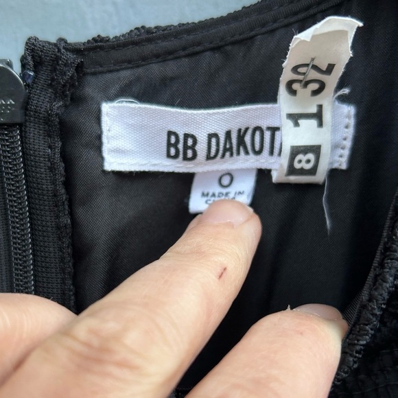 BB Dakota Calvin Scalloped Lace Dress, size 0 - Picture 10 of 12